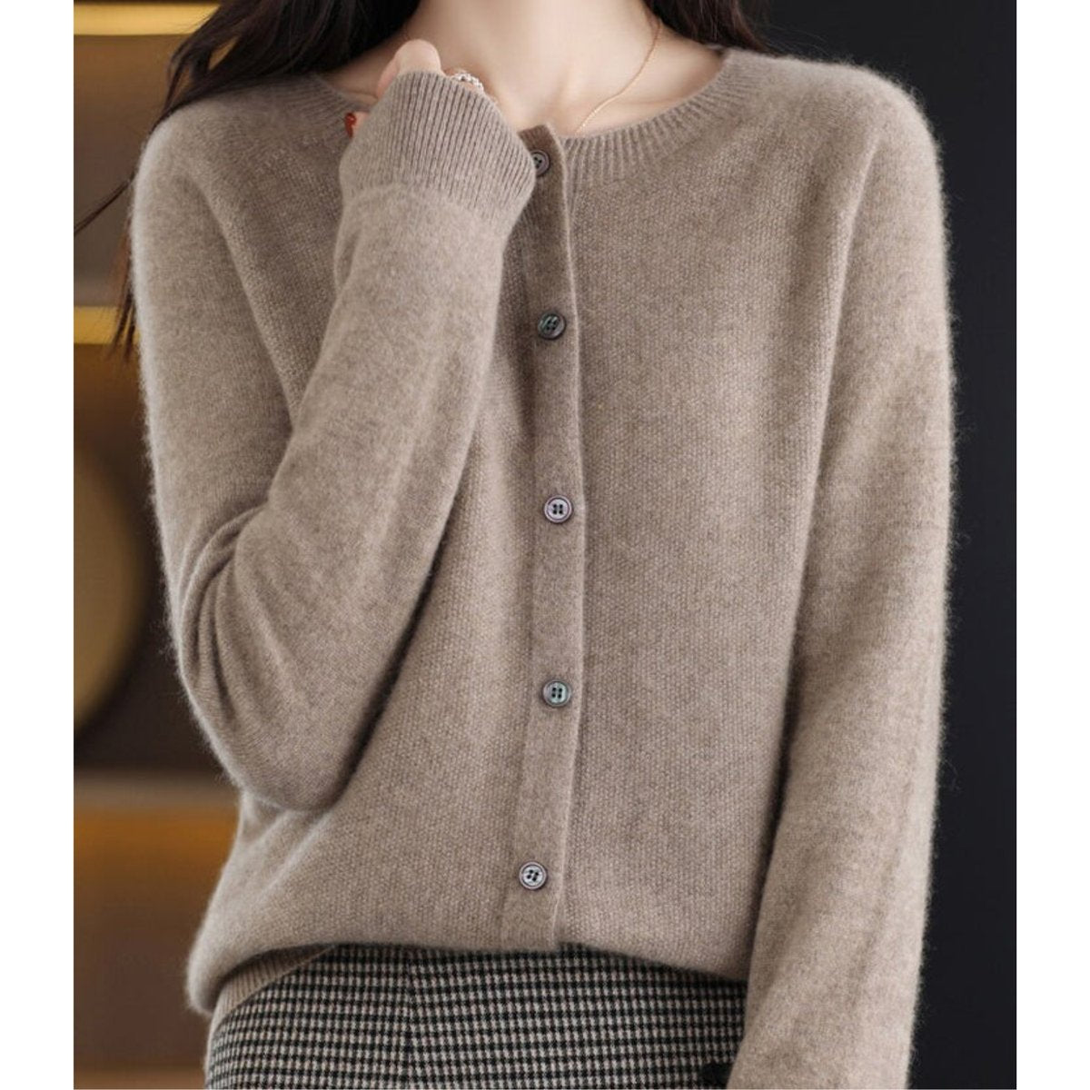 Women's Relaxed Round-Neck Cardigan in Pure Merino Wool – Brown