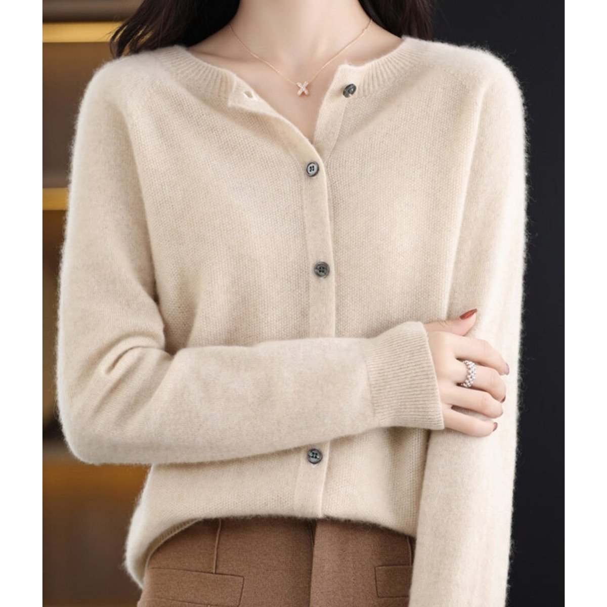 Women's Relaxed Round-Neck Cardigan in Pure Merino Wool – Khaki