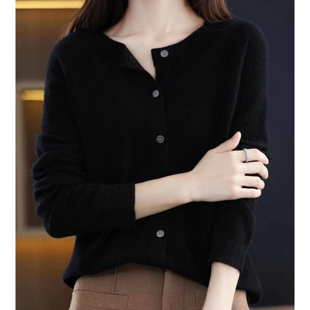 Women's Relaxed Round-Neck Cardigan in Pure Merino Wool – Black